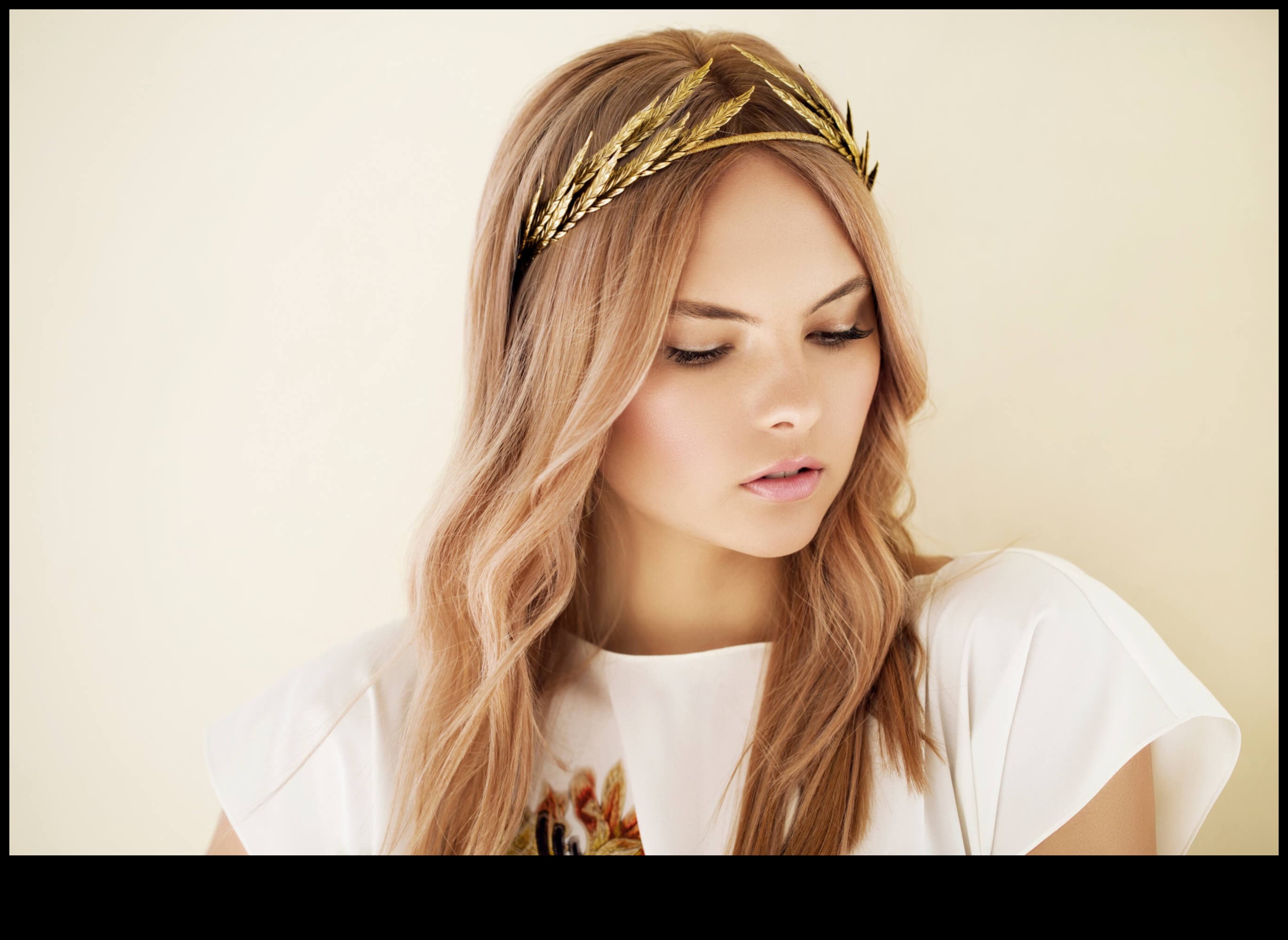 Gilded Glamour Goes Chic Cum să adaugi o notă de aur coafurilor tale de petrecere 3 Glamour aurit Continuare: Adăugați o notă de aur coafurilor dvs. de petrecere