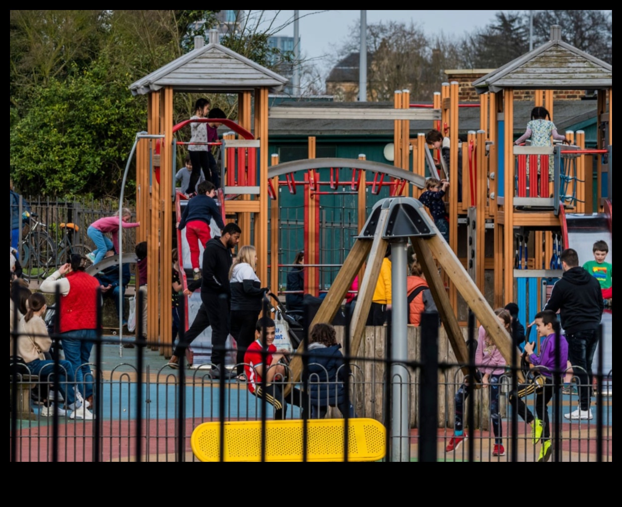 Cum inspiră și influențează peisajele designul locurilor de joacă?