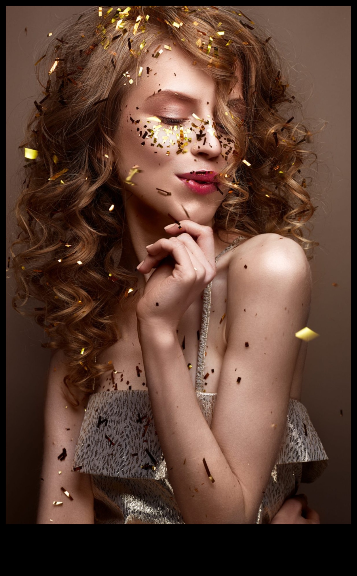 Gilded Glamour Goes Chic Cum să adaugi o notă de aur coafurilor tale de petrecere 1 Glamour aurit Continuare: Adăugați o notă de aur coafurilor dvs. de petrecere