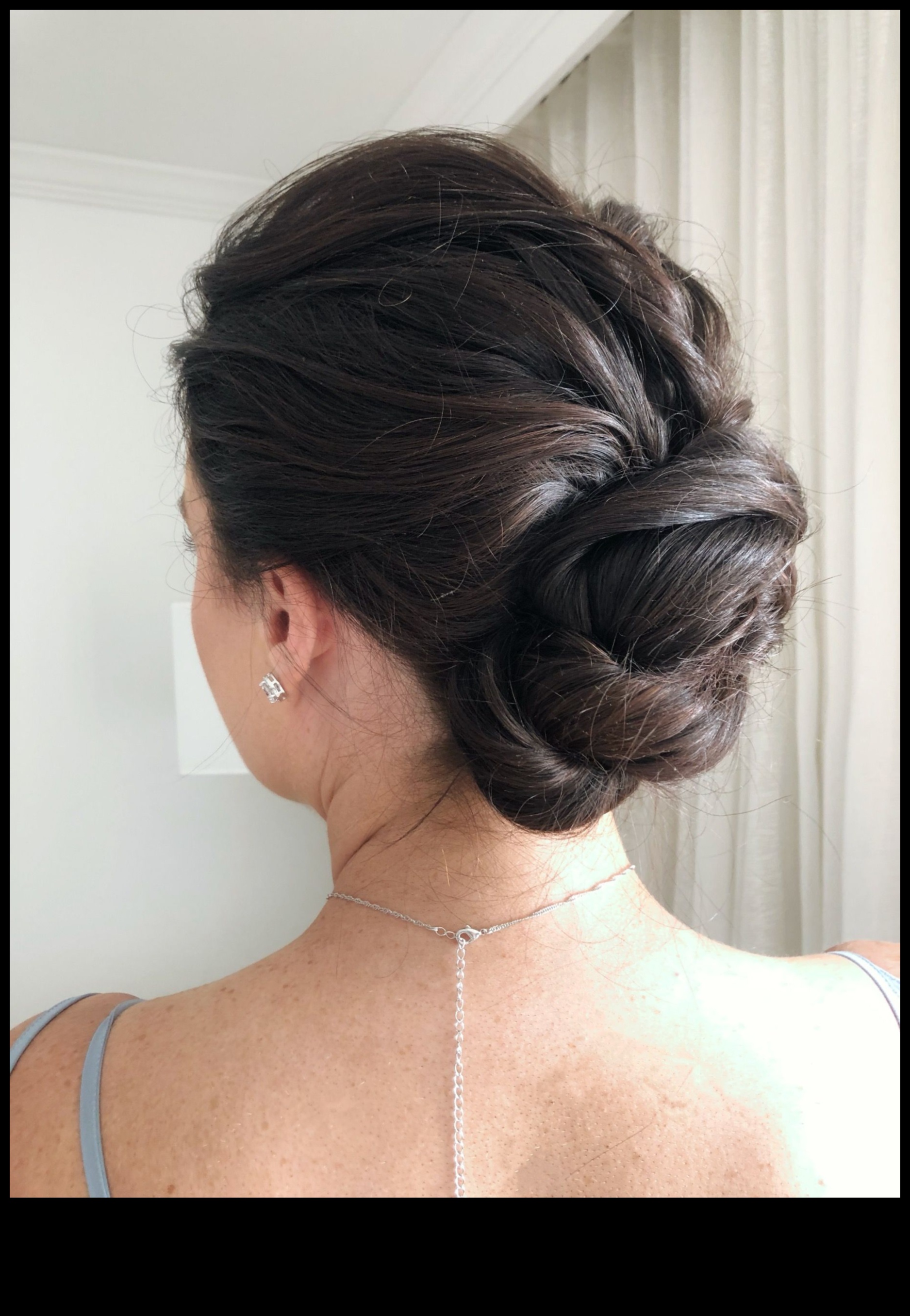 Updos romantice: coafuri brune elegante pentru ocazii speciale